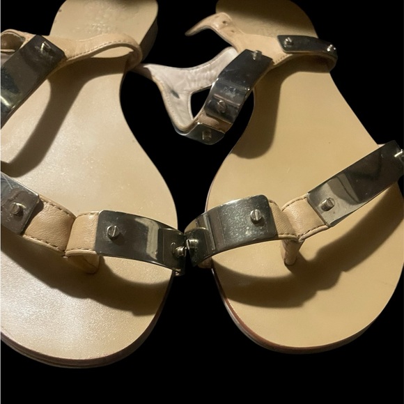 Vince Camuto Beige Joslyn Toe Loop Sandals, Size 8 1/2 - Picture 2 of 8